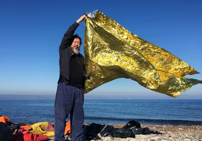 Ai Weiwei på Lesbos med et redningstæppe | Foto fra Facebooksiden “Ai Weiwei Camps”.