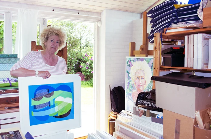 Hanne med et pigmentprint. I baggrunden ses et selvportræt i olie.