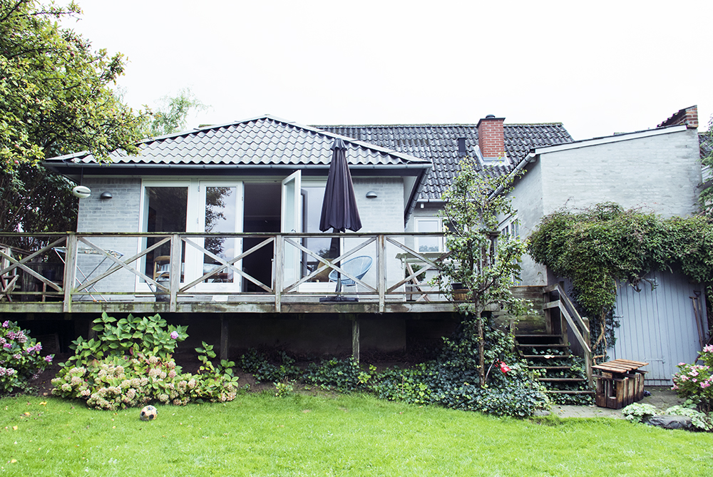 Camilla West's hus set fra haven | All photos by Rikke Luna & Matias © I DO ART Agency.