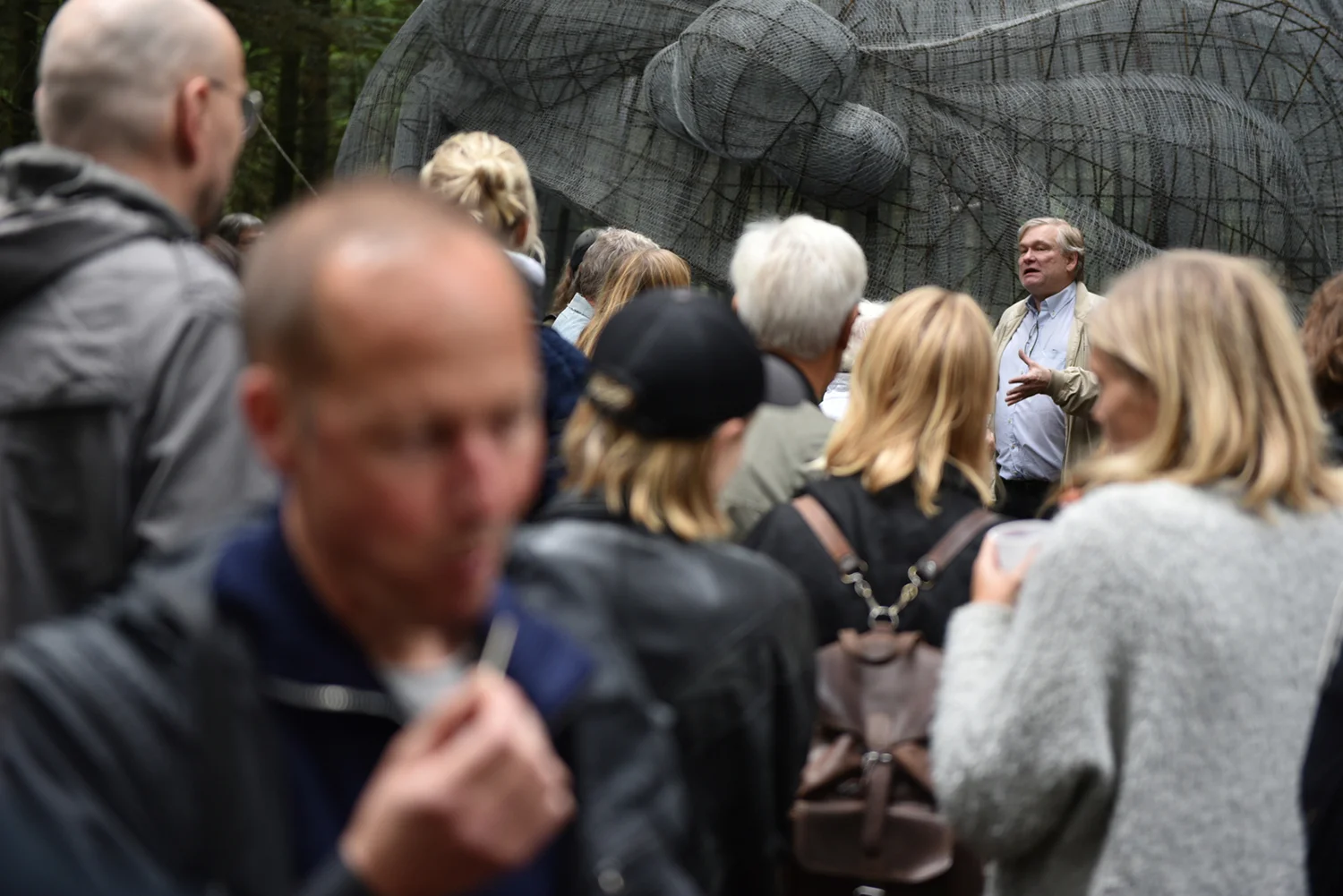 Skovsnogen - deep forest artland "Skovsnogen er et udstillingssted, der ikke defineres ved hjælp af vægge og tag, men som udspiller sig under åben himmel i en vestjysk skov. Skovsnogen konfronterer traditionelle forestillinger om mødet mellem kunst og publikum og formidler samtidskunsten til nye publikumsgrupper og giver kunstnere nye muligheder for at skabe og præsentere deres værker." Adresse: Døvlingvej, 6933 Kibæk. Links: Skovsnogen.dk Foto: Skovsnogen, 2016.