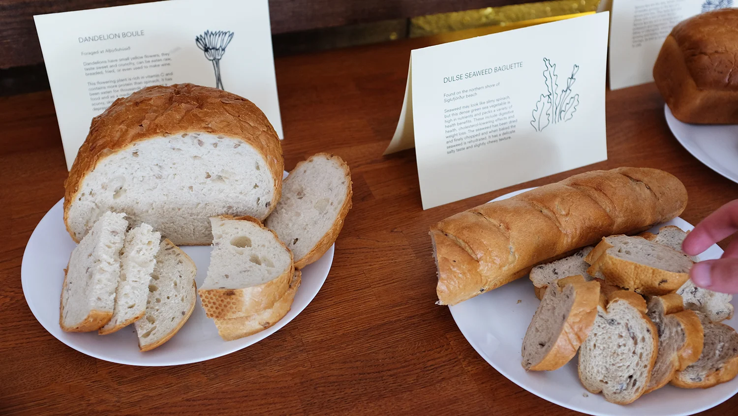 Staðbundið Brauð / Local Bread (2016): I samarbejde med det lokale bageri udviklede deltagere fire typer brød og kager tilsat lokale ingredienser.