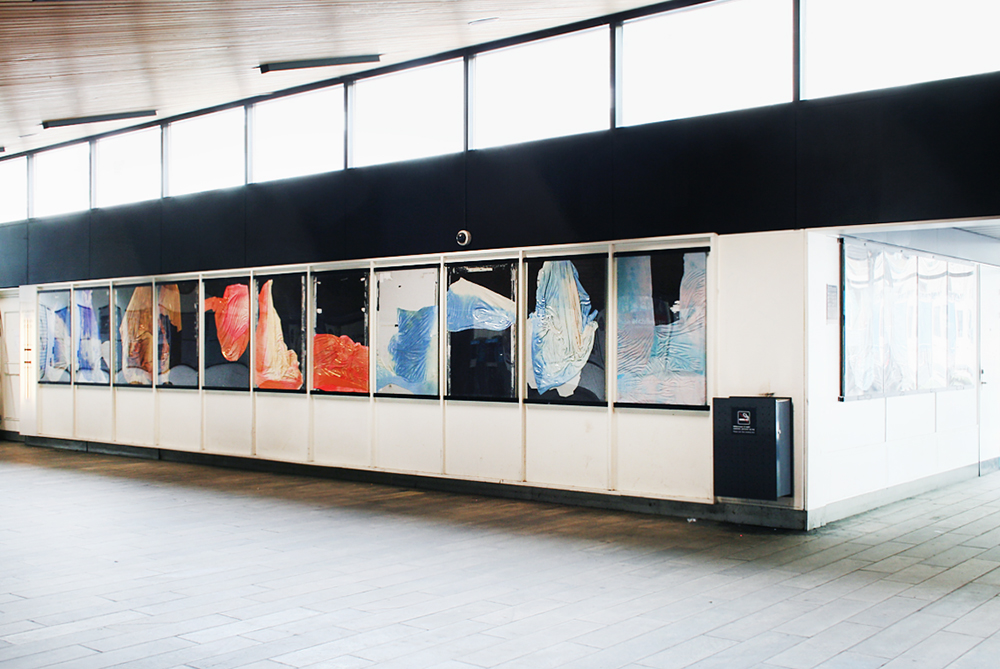 Udstillingsstedet Sydhavn Station "Exhibition Space Sydhavn Station is an artist-run space with a unique location in the previous ticket office and in 15 poster hangers at the S-train station of the South Harbour district in Copenhagen. It opened in the summer of 2012 by a group of Danish artists." Adresse: Ernst Kapers Vej 1, 2450 København SV. Links: Sydhavnstation.info | Facebook Foto: Charlotte Thrane, 2016.