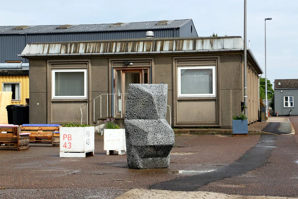 BETON Lukket: Efteråret 2018. "BETON is a non-profit artist run exhibition platform for contemporary studies in matter. The base for BETON is contemporary sculpture, and key words are density, intimacy and reflection. BETON is devised as an artist run exhibition space, but the main article of inquiry makes meta-space a more fitting description; BETON's material explorations revolve around a tentative analysis of the artist run scene as such." Adresse: Skudehavnsvej 25, 2150 Nordhavn, København. Links: Betonartspace.com | Facebook Foto: BETON, 2016.