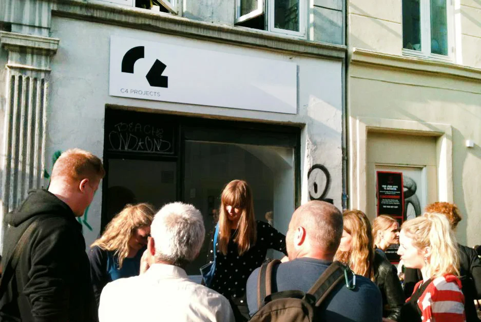 c4 projects "c4 projects er et udstillingssted i København. Vi organiserer og kuraterer en række udstillinger, der præsenterer et mangfoldigt udsnit af den nyeste samtidskunst. c4 er et eksperimenterende udstillingssted der vægter en undersøgende tilgang til kunst, kuratering og formidling. Vi arrangerer 10-12 udstillinger årligt samt en række begivenheder i form af bl.a. workshops, oplæsninger og talks." Adresse: Dybbølsgade 60, 1721 København V. Links: c4projects.dk | Facebook Foto: c4 projects, 2013.
