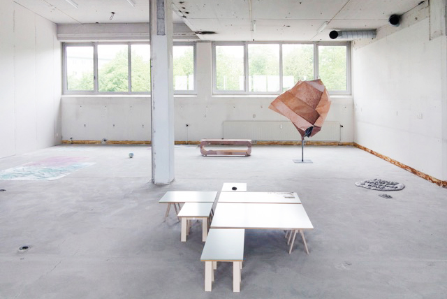 KH7 Artspace "KH7 Artspace er et nystartet kunstnerfællesskab med tilhørende udstillingssted på sydhavnen i Aarhus. Ambitionen med det kunstnerdrevne udstillingssted er en ny vibrerende platform for kunstnerisk dialog og udfoldelse på tværs af generationer og genrer i Aarhus kunstmiljø." Adresse: Sydhavnsgade (kontakt for husnr.), 8000 Aarhus C. Links: Kh7artspace.dk | Facebook Foto: KH7 Artspace, 2016.