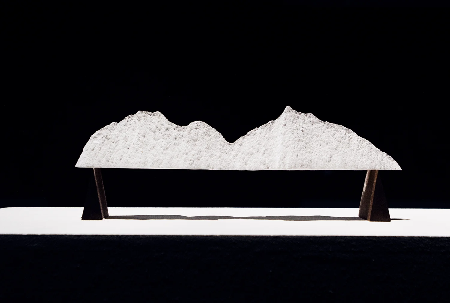 Petra Dalström "Bjergkæde af kaolin" | Foto af I DO ART Agency.