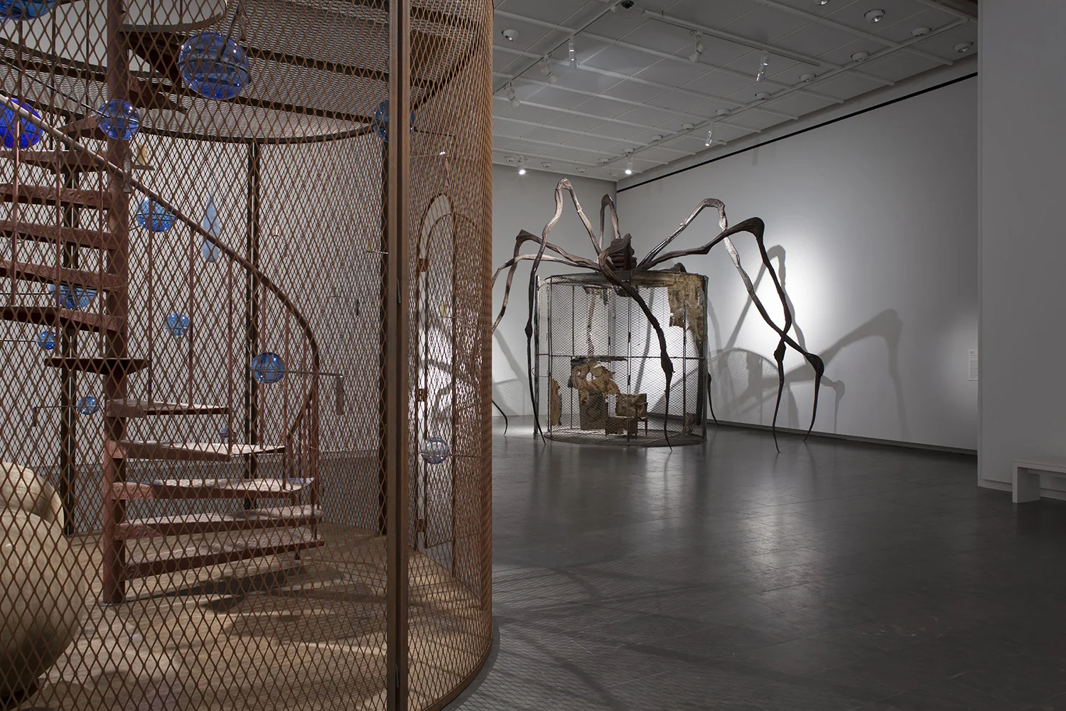 Louisiana Museum of Modern Art, Humlebæk, Danmark. Installation shot. Louise Bourgeois. Structures of Existence: The Cells. 13.10. 2016 - 16.2. 2017. Fotograf: Poul Buchard / Brøndum & Co. © The Easton Foundation.