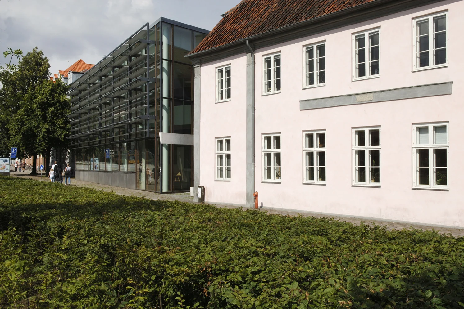 Arkitektskolen Aarhus "Arkitektskolen Aarhus er en selvstændig institution under Uddannelses- og Forskningsministeriet. Vores mål er at uddanne arkitekter, der, ved at gå i dialog med samfundet, kan udvikle fremtidens fysiske rammer. Vi tilbyder undervisning på bachelor-, kandidat- og ph.d.-niveau inden for arkitektur og det arkitektfaglige område." Fag: Arkitektur | Varighed: 3-5 år. Adresse: Nørreport 20, 8000 Aarhus C. Links: Aarch.dk | Facebook
