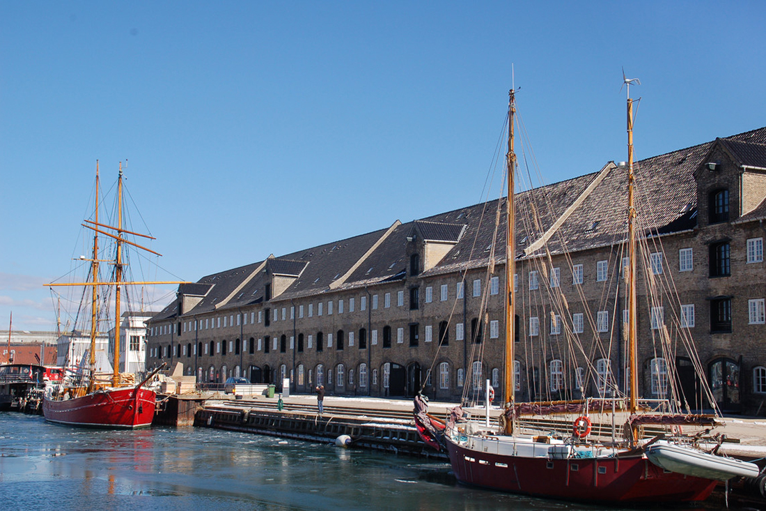 Arkitektskolen København (KADK) "Kunstakademiets Arkitektskole skal gennem forskning, kunstnerisk udviklingsvirksomhed og udvikling af sine særkender uddanne profilerede arkitekter, der er blandt de mest efterspurgte i verden." Fag: Arkitektur | Varighed: 3-5 år. Adresse: Philip de Langes Allé 10, 1435 København K. Links: Kadk.dk/arkitektskolen | Facebook