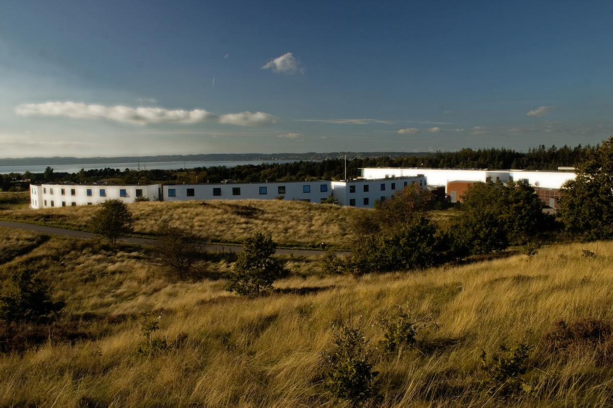European Film College "European Film College er en af verdens bedste filmgrundskoler. Skolen giver dig mulighed for at prøve kræfter med både instruktion, skuespil, kamera, lys, dokumentar, klipning, lyd, manuskript, producing samt andre discipliner. Du vil, ud over den almindelige praktiske filmundervisning med vores professionelle lærere, komme til at medvirke på en helt masse filmproduktioner og projekter samt tage del i filmforelæsninger med filmfolk fra hele verden, screenings, workshops, kreative fællesskaber og meget mere. European Film College giver dig en unik mulighed for at afdække dit talent, finde din egen kreative stemme og undersøge, om filmbranchen er noget for dig." Fag: Film | Varighed: 8,5 måneder. Adresse: Carl Th. Dreyers Vej 1, 8400 Ebeltoft. Links: Europeanfilmcollege.com | Facebook