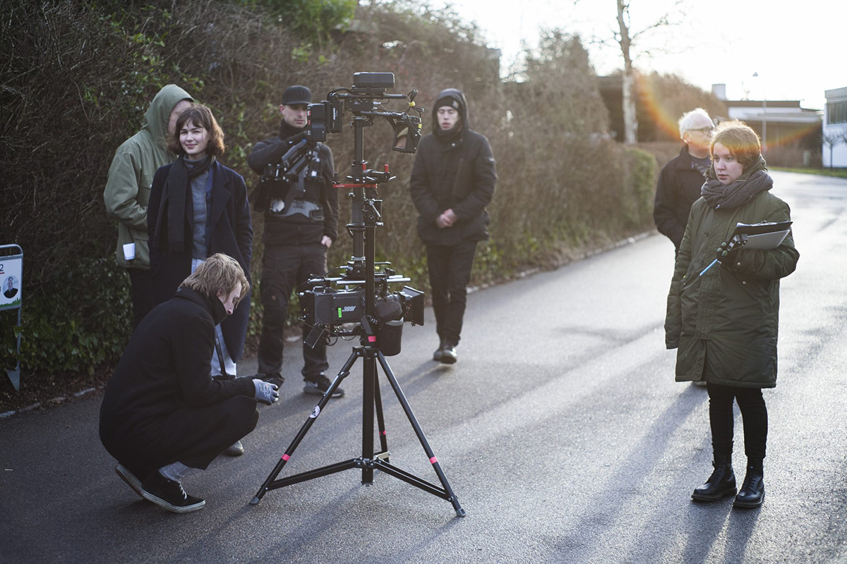 Super16 "Super16 er et fællesskab af filmskabere. Med base i Nordisk Films studier i Valby, drives Super16 som en forening af unge filmskabere fra vækstlaget, hvis kompetencer udvikles over et 3-årigt forløb. Hvert andet år skal de nuværende medlemmer af Super16 optage seks instruktører, seks producere og fire manuskriptforfattere til at fortsætte foreningen." Fag: Film | Varighed: 3 år. Adresse: Mosedalvej 14, 2500 Valby. Links: Super16.dk | Facebook