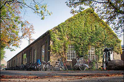 Den Danske Filmskole "Filmskolen er en kunstnerisk uddannelse. Skolen hører under Kulturministeriet og er landets eneste, statslige, videregående uddannelse indenfor film-, tv- og computerspilsproduktion." Fag: Film | Varighed: 4 år. Adresse: Theodor Christensens Plads 1, 1437 Kbh K. Links: Filmskolen.dk | Facebook