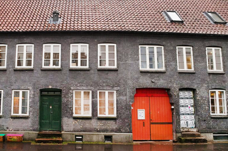 Det Jyske Kunstakademi "Det Jyske Kunstakademis aktiviteter er rettet mod at skabe et kunstnerisk udviklende og intellektuelt stimulerende studiefællesskab. Det er væsentligt for akademiet, at studieaktiviteterne reflekterer det faktum, at visuel kunst ikke fungerer uden en undersøgende dialog med den komplekse og konstant foranderlige verden af politiske, teknologiske og økonomiske forhold, som vores samtid består af, og som præger den visuelle kunst og kultur." Fag: Billedkunst | Varighed: 5 år. Adresse: Mejlgade 32-34, 8000 Aarhus C. Links: Djk.nu | Facebook Læs også artikler om denne uddannelse på idoart.dk
