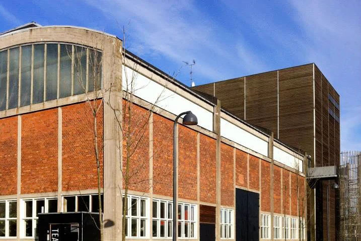 Den Danske Scenekunstskole (DDSKS) "Den Danske Scenekunstskole er en statslig højere videregående uddannelsesinstitution inden for scenekunst under Kulturministeriet med videregående uddannelser i dans, musical og teater og med afdelinger i Aarhus, Fredericia, Odense, København og Odsherred." Fag: Scenekunst | Varighed: 2-3 år. Adresse: Aarhus, Fredericia, København, Odense & Odsherred. Links: Ddsks.dk | Facebook