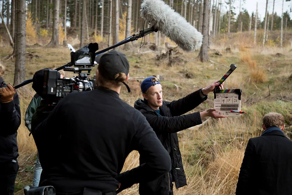 Kbh Film og Fotoskole "Med udgangspunkt i elevernes forudsætninger og talent og med det store udkig til de muligheder, der ligger i hele spektret af udtryksformer i og omkring film og fotografi, udvikler vi et studiemiljø, hvor ideer bliver til virkelighed og fortællinger får ben at gå på. Medierne bliver de redskaber de er skabt til: bærere af fortællinger mellem mennesker." Fag: Film og Fotografi | Varighed: ½ år. Adresse: Trekronergade 126 F, 1, 2500 Valby. Links: Kbhfilmogfotoskole.dk | Facebook