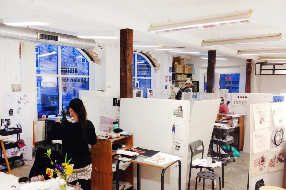 Kunst & Design "Skolen for Kunst & Design er den lille personlige skole i Aarhus, med kant og en kreativ og kunstnerisk faglighed, der tiltrækker unge fra hele Danmark og Norden. Skolens elever er typisk 18-25 år og kvalitetsbevidste unge, som ikke bare ønsker at komme igennem nåleøjet og ind på en kreativ uddannelse, men som også ønsker optimale værktøjer, håndværk og et personligt formsprog, der efter endt uddannelse kan bidrage til en spændende fremtid i den kreative verden." Fag: Billedkunst og design | Varighed: Op til ½ år. Adresse: Klosterport 4, 8000 Aarhus C. Links: Kunstogdesign.dk | Facebook