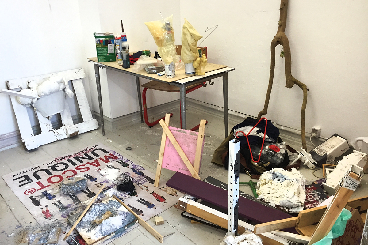Kunsthøjskolen på Ærø "Et langt kursus er en introduktion til den aktuelle billedkunst og underviserne er unge, aktivt udstillende billedkunstnere. På skemaet er der kun anført ”kunst”, fordi ”kunst” er udgangspunkt for al aktivitet. Deltag i 4 eller 9 måneder og bliv udfordret på dine kunstneriske ambitioner i et seriøst og krævende miljø sammen med 20 andre kursister." Fag: Billedkunst | Varighed: Op til 9 måneder. Adresse: Vester Møllebakke 2, 5985 Søby, Ærø. Links: Kunstaeroe.dk | Facebook