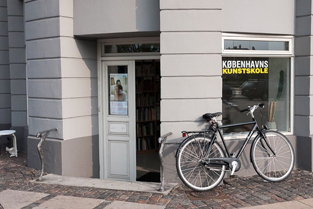 Københavns Kunstskole "Københavns Kunstskole danner ramme om et inspirerende, udfordrende og fokuseret uddannelsesmiljø, hvor samtidens kunst, design, arkitektur og litteratur altid er for øje. Det er en ideel forskole for senere optag på nationale, såvel som internationale, kunstakademier, forfatterskoler, designskoler, arkitektskoler og andre kunstrelaterede uddannelser." Fag: Billedkunst, design, arkitektur og litteratur | Varighed: Op til 1 år. Adresse: Nørre Søgade 43, 1370 Kbh K. Links: Københavnskunstskole.dk | Facebook