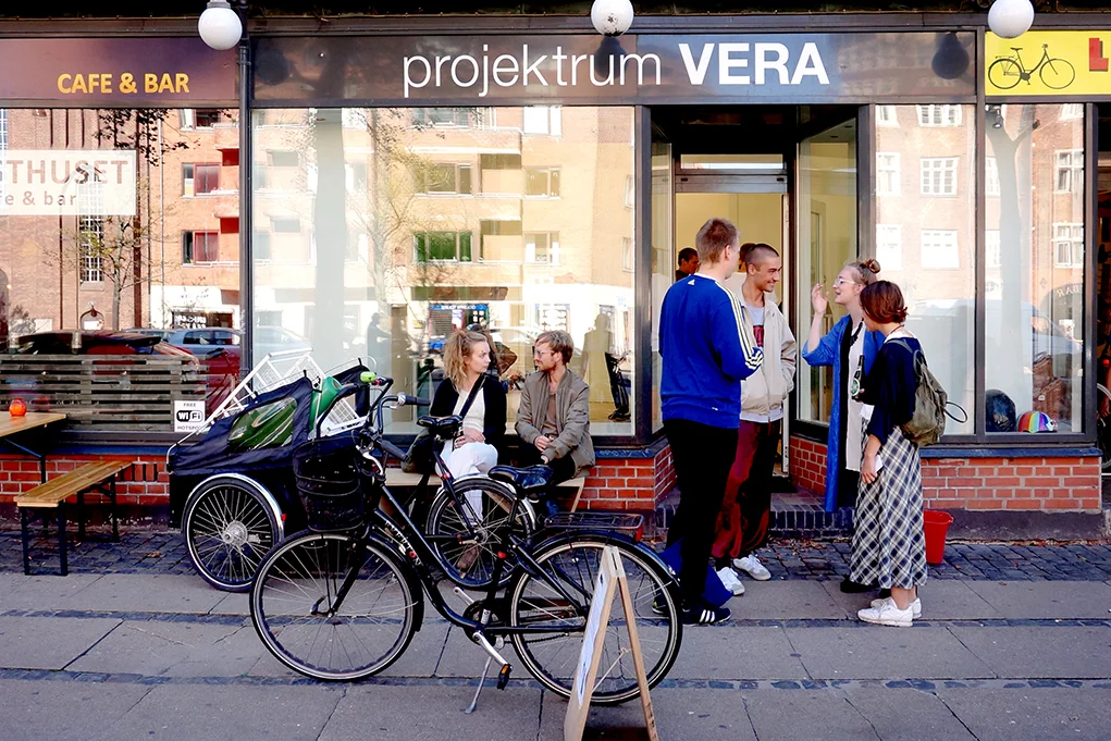 VERA skole for kunst og design "VERA er en skole hvor du får plads til at arbejde med kunst, foto, arkitektur eller design i mange timer hver dag, alle ugens hverdage. Hvert år kommer en stor del af skolens elever ind på arkitektskoler, designskoler, beklædningsuddannelser, fotoskoler og kunstakademier i Danmark og udlandet. Det er drømmen og målet for de fleste på VERA." Fag: Billedkunst, Fotografi, Arkitektur og Design | Varighed: ½ år-1 år. Adresse: Struenseegade 9, 1. th., 2200 København N. Links: Veraskole.dk | Facebook
