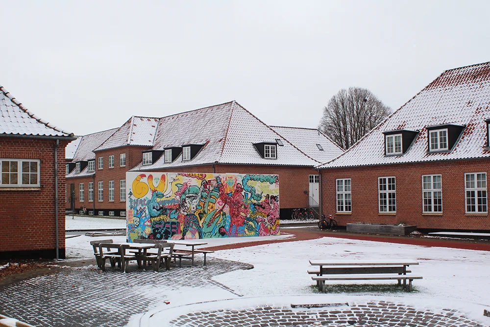 The Animation Workshop (VIA University College) "The Animation Workshop er en animationsskole i Viborg, der tilbyder en række kurser på forskellige undervisningsniveauer – lige fra intensive weekendkurser i klassisk tegning til anerkendte bacheloruddannelser og master-classes samt efteruddannelseskurser. På The Animation Workshop forberedes de studerende til de udfordringer og krav, der følger med en karriere inden for TV, tegneserier, film, spil eller reklamebranchen." Fag: Animation, Grafisk Fortælling, Illustration | Varighed: 3½-4 år. Adresse: Kasernevej 5, 8800 Viborg. Links: Animwork.dk | Facebook | Instagram