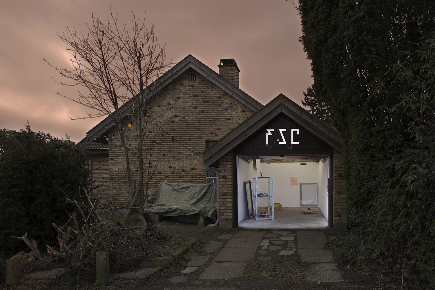 The Future Suburban Contemporary (FSC) "The FSC is an exhibition/art platform based in Brønshøj making collaborations and exhibiting emerging artists from everywhere and nowhere. The shows are planned as various forms of cooperation between FSC and the participators. A way to create group dynamics that fits to the format, space, time, mind and concept." Adresse: Havdrupvej 52, 2700 Brønshøj, København. Links: Futuresuburbancontemporary.com | Facebook | Instagram Foto: Morten K. Jacobsen, Future Suburban Contemporary, 2017.
