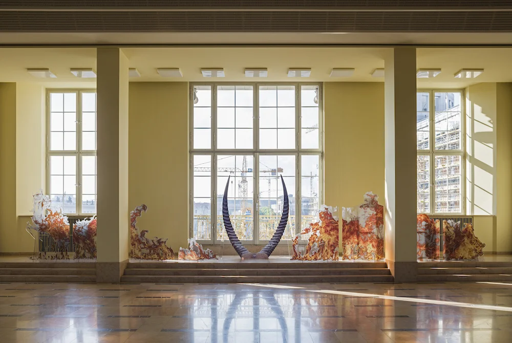 Katja Novitskova, Neolithic Potential (fire worship, yellow horns), 2016. Print on pet-g, print on aluminium dibond, plexiglass support structures. Approx. 150 x 900 x 40 cm. Edition of 1 (+ 1AP). Courtesy the artist and Kraupa-Tuskany Zeidler, Berlin. Photo by Timo Ohler.
