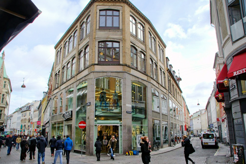 Scandinavian Academy of Fashion Design "Scandinavian Academy of Fashion Design (tidl. Margrethe-Skolen) er Danmarks ældste mode- og designskole. Skolen er beliggende i Kbh og har uddannet en lang række førende beklædningsdesignere, stylister og erhvervsfolk indenfor den danske og udenlandske modeverden. Skolen tilbyder en 3-årig designuddannelse og er SU-berettiget." Fag: Beklædningsdesign | Varighed: 3 år. Adresse: Badstuestræde 1, 1209 København K. Links: Safd.dk | Facebook I Instagram