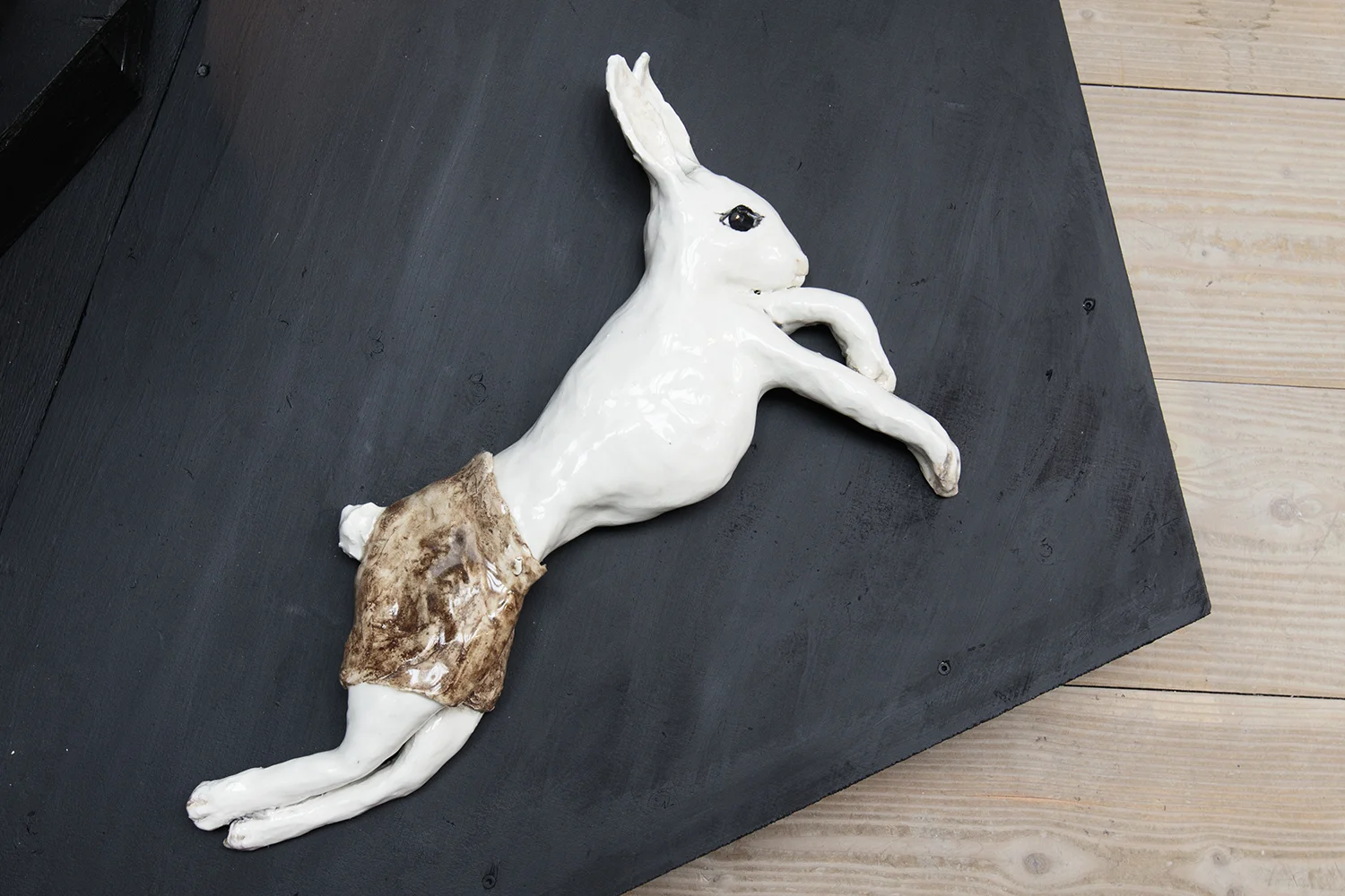 "Død hare i gymnastikshorts", 2016 (Glaseret porcelæn) | Foto © I DO ART Agency.