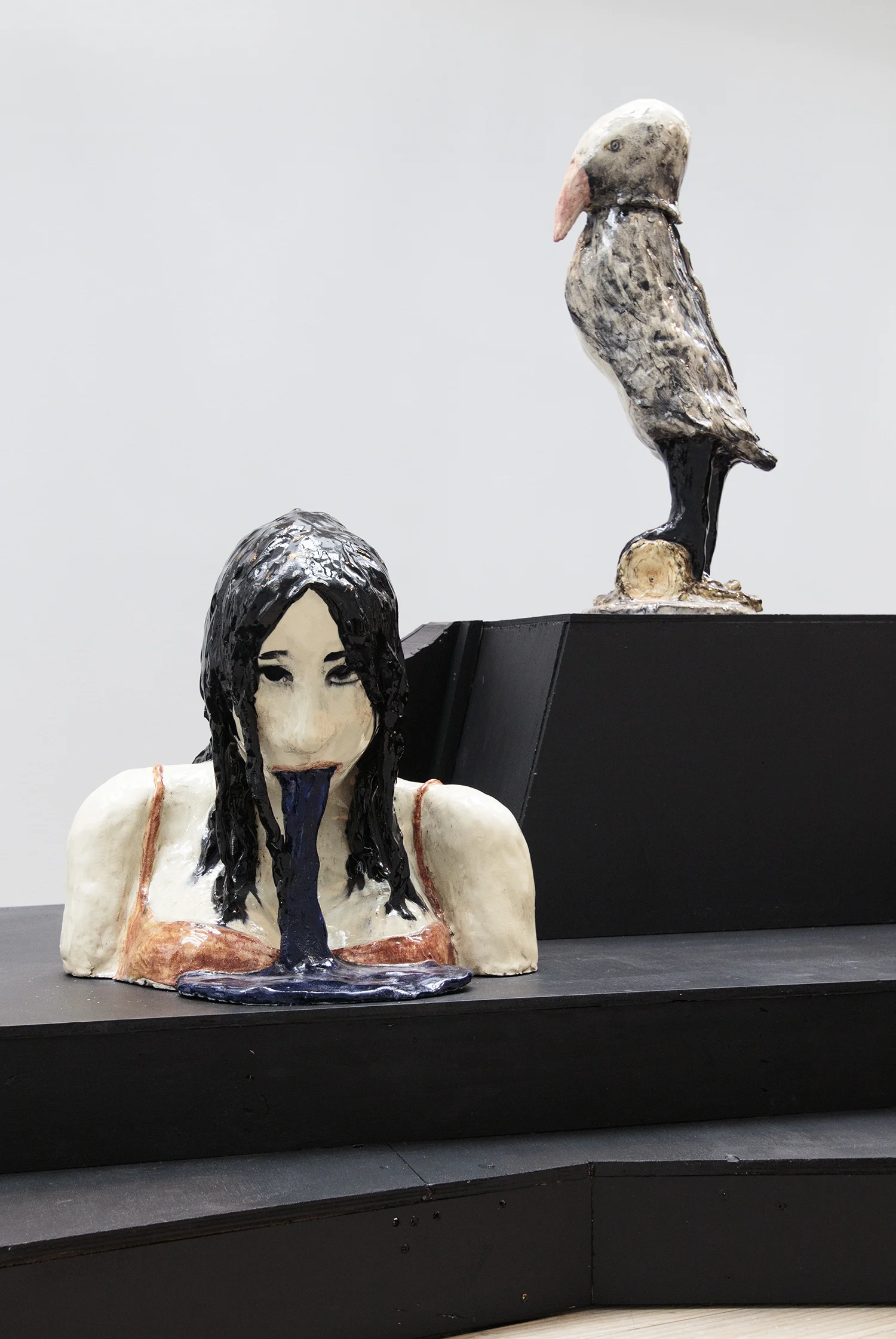 "Femten", 2014 (Glaseret stentøj) og "Fremmed fugl", 2016 (Glaseret porcelæn) | Foto © I DO ART Agency.