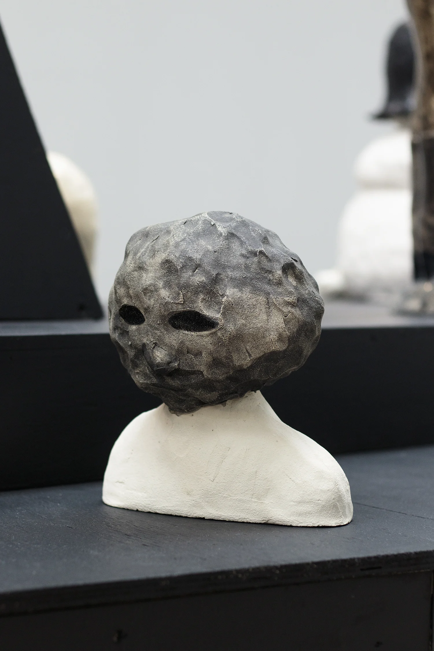 "Stenhoved", 2016 (Delvist glaseret stentøj) | Foto © I DO ART Agency.