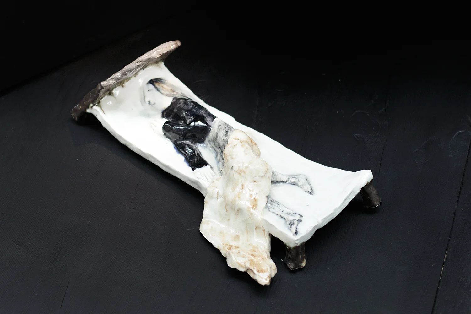 "Kollaps", 2016 (Glaseret porcelæn) | Foto © I DO ART Agency.