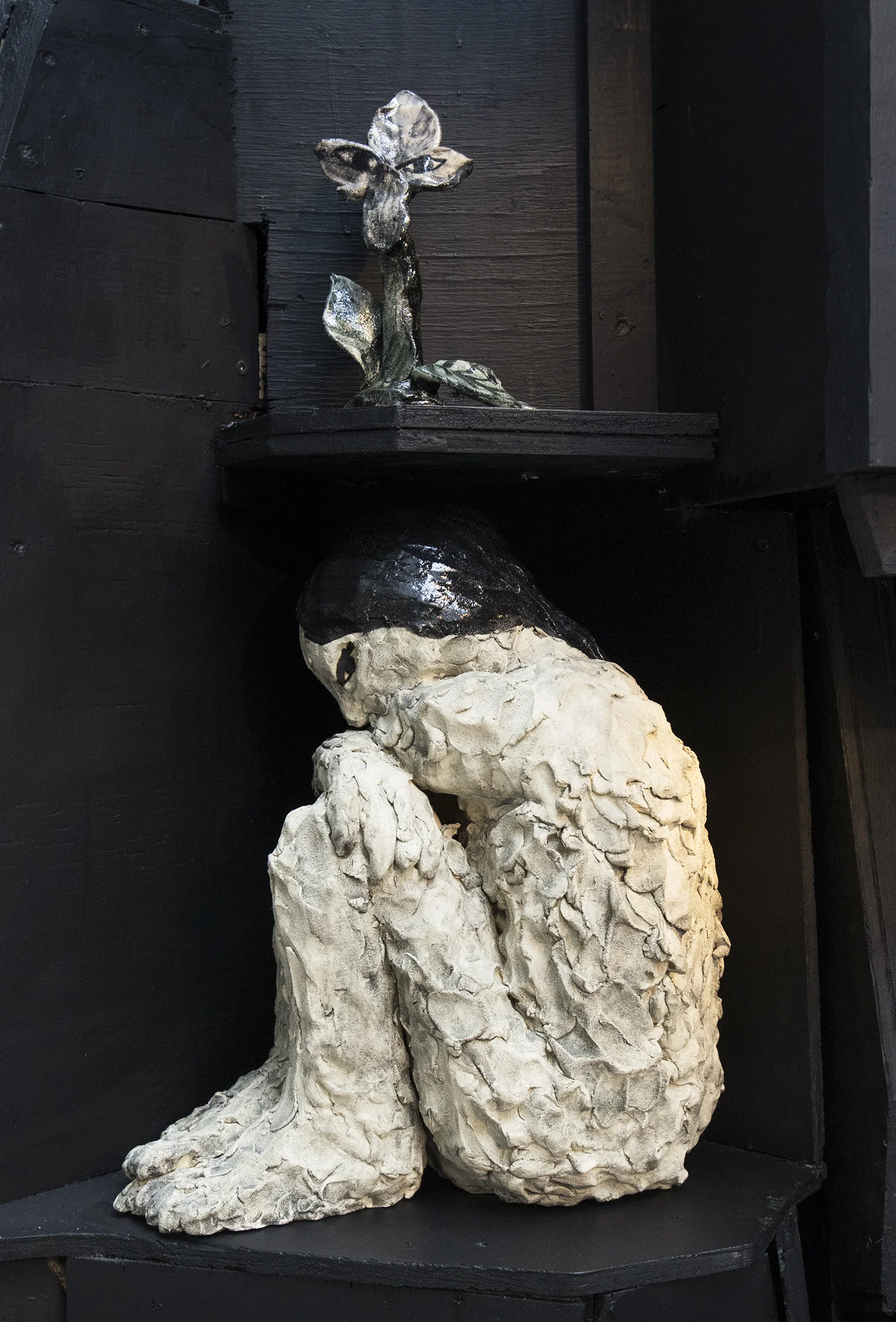 "Pelskvinde", 2016 (Delvist glaseret stentøj) | Foto © I DO ART Agency.
