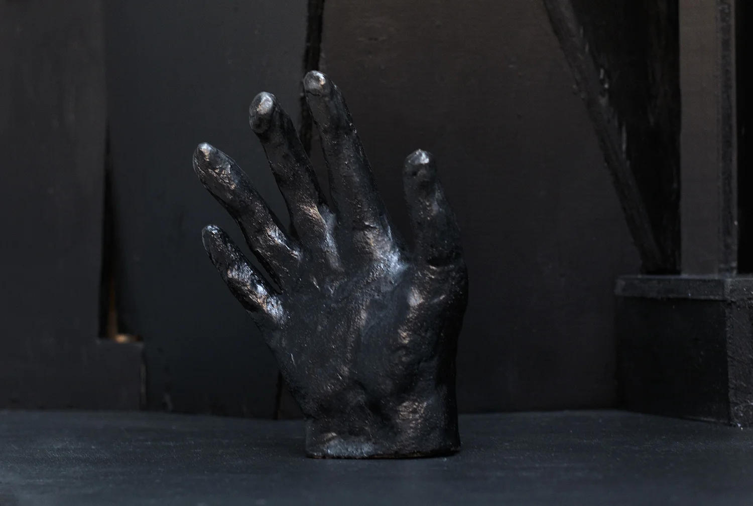 "Vinket", 2016 (Glaseret stentøj) | Foto © I DO ART Agency.