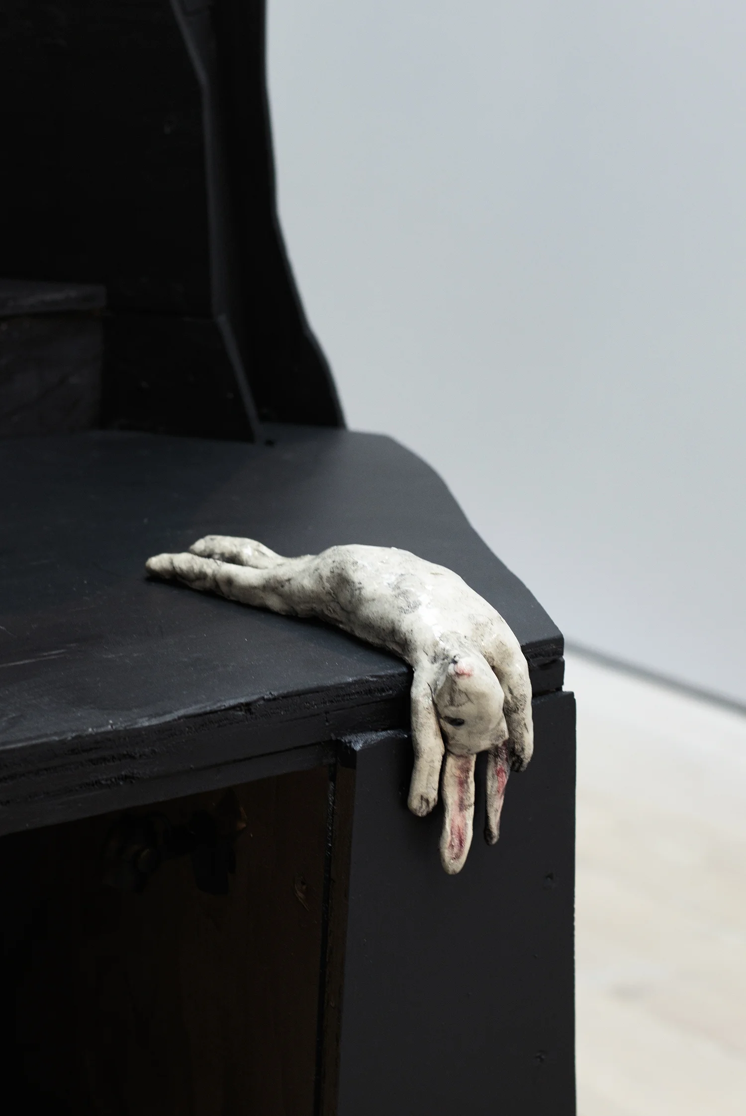 "Lille død", 2016 (Glaseret stentøj) | Foto © I DO ART Agency.