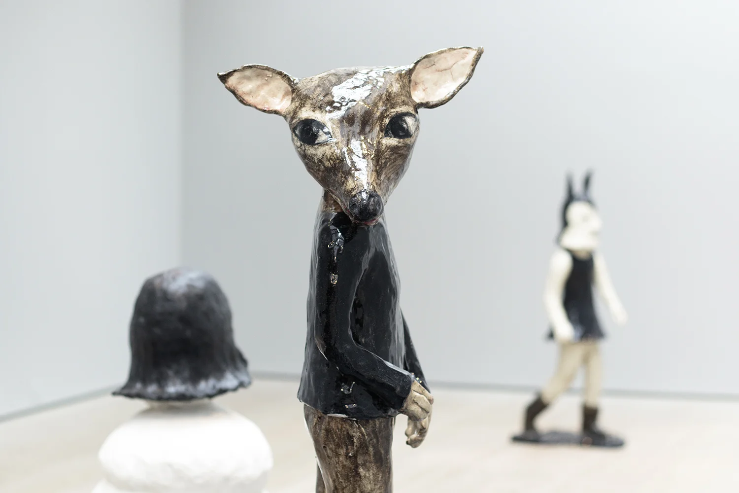 "Kid", 2017 (Glaseret stentøj) | Foto © I DO ART Agency.