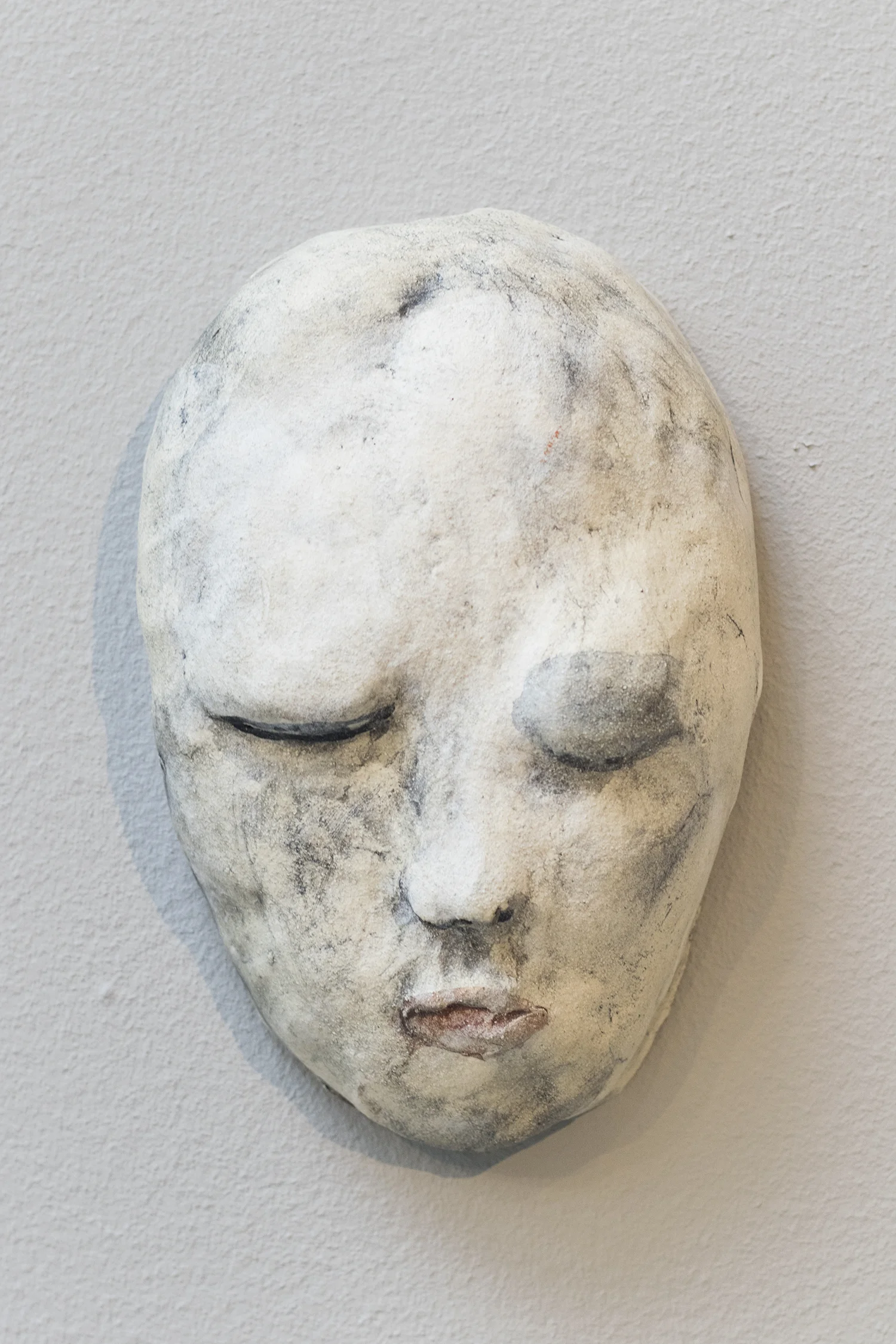 "Jeg tog fejl", 2016 (Relief, bemalet stentøj) | Foto © I DO ART Agency.