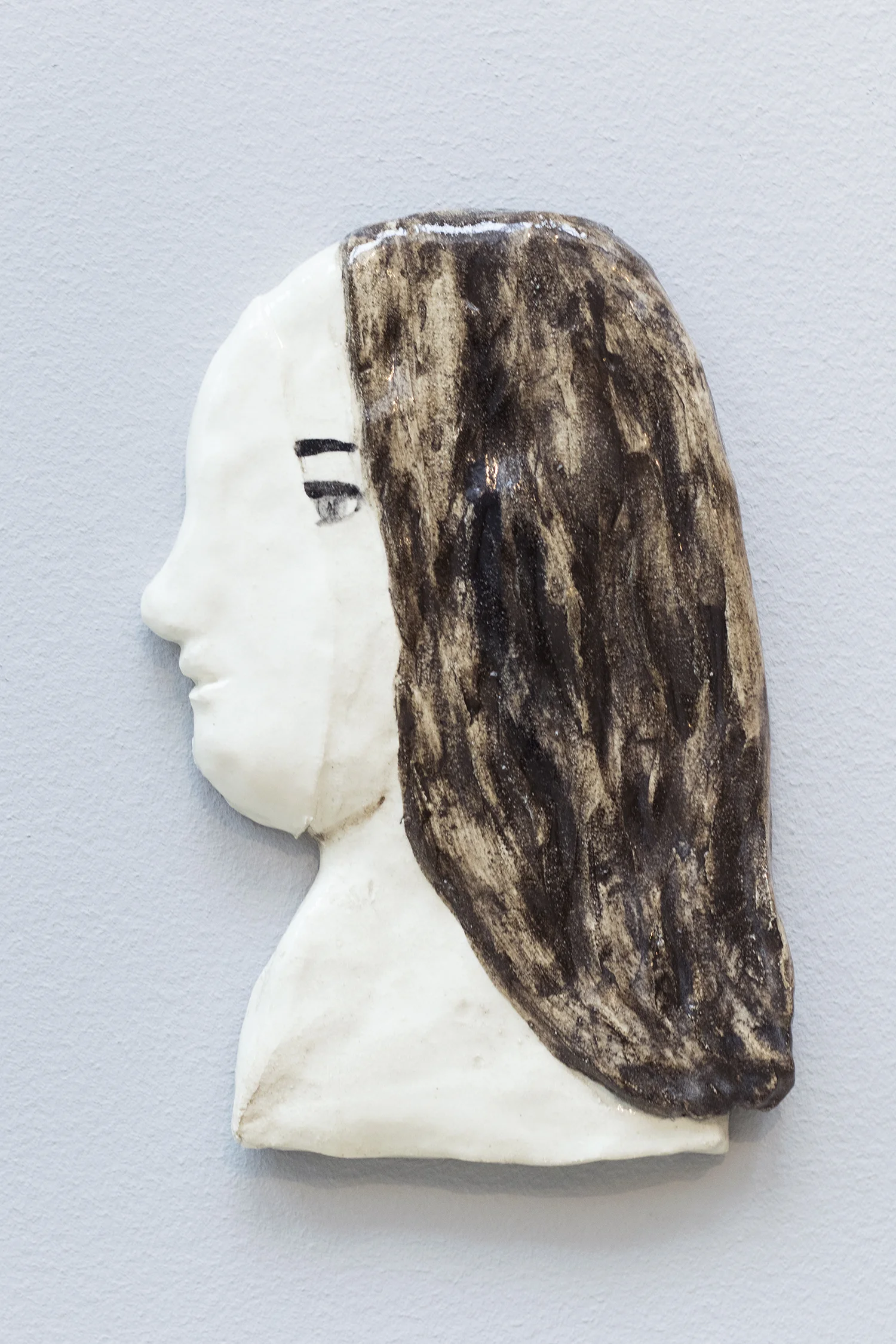 "Drømmen om det neutrale", 2016 (Relief glaseret stentøj) | Foto © I DO ART Agency.