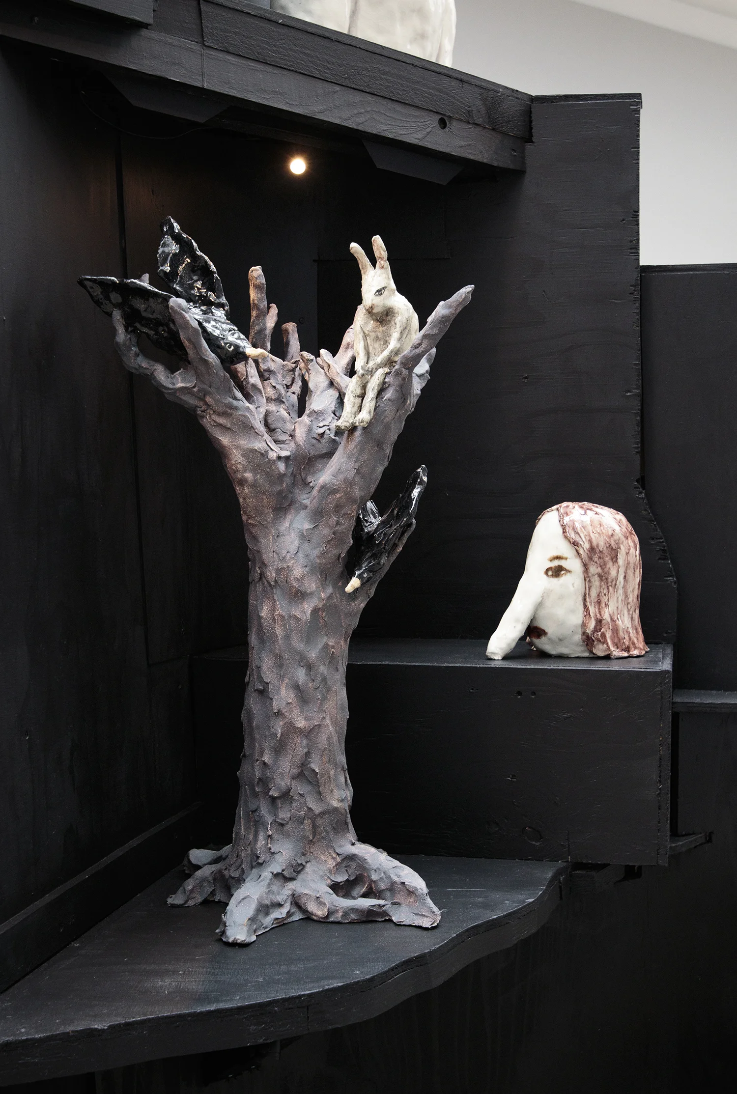 "I ét rum", 2016 (Delvist glaseret stentøj) og "Næseabe", 2016 (Glaseret porcelæn) Klara Kristalova | Foto © I DO ART Agency.