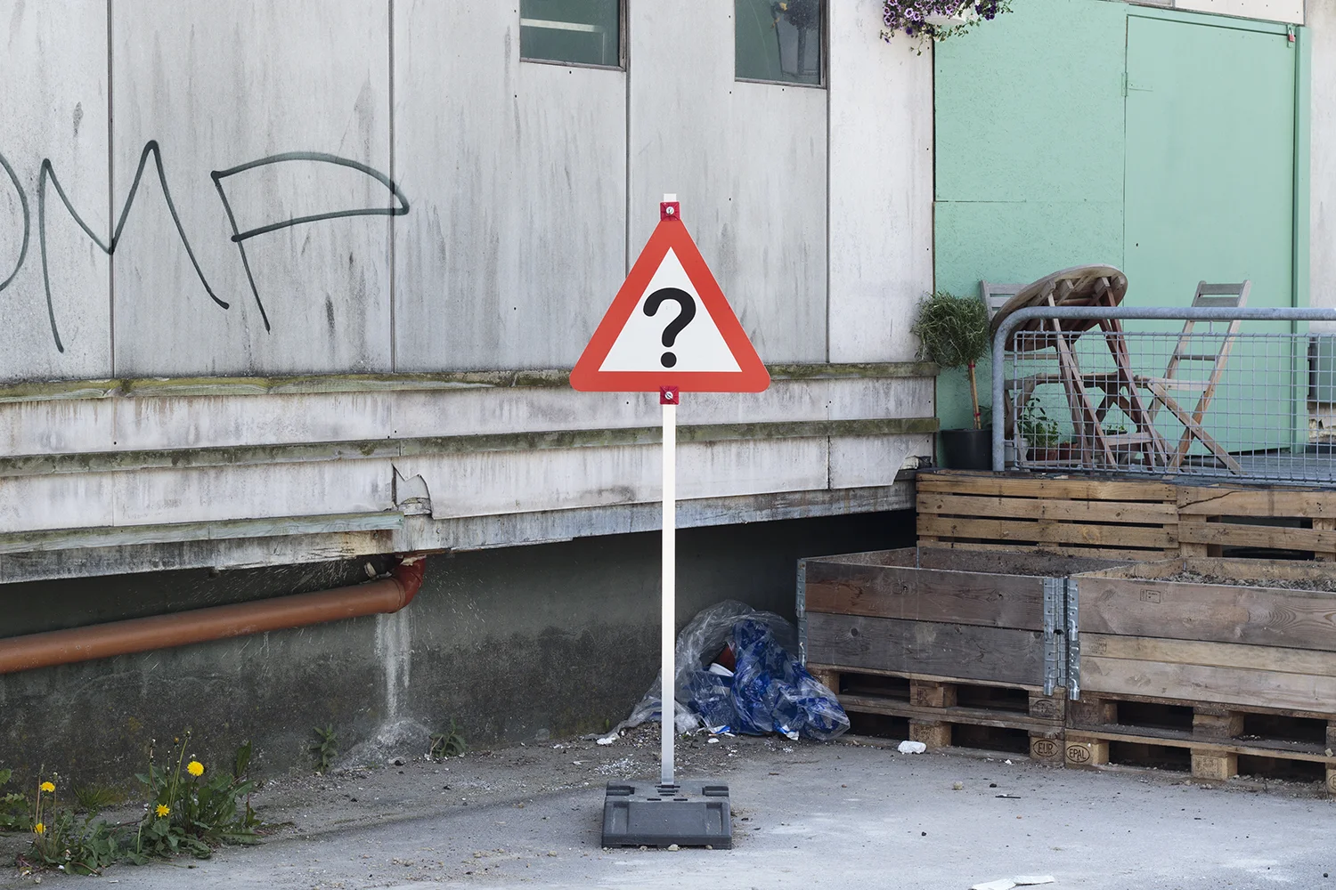 Anders Bonnesen "Midlertidig skiltning", 2017 (44 elementer, refleksfolie på aluminium samt skiltefødder mv.) | Foto © I DO ART Agency.