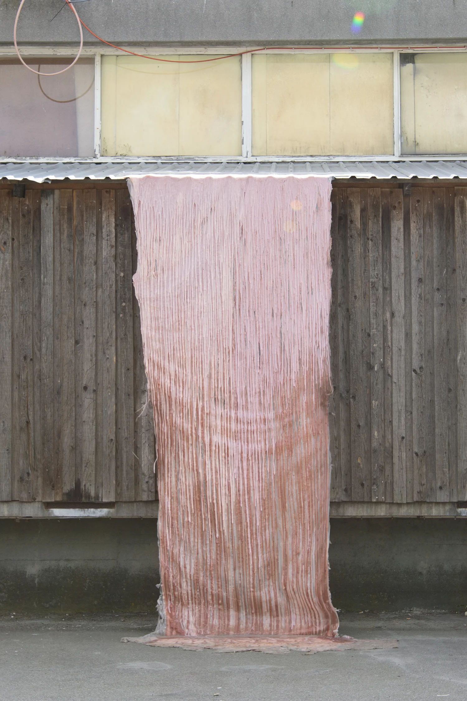 Charlotte Thrane "Tung i sproget", 2017 (Silikone med pigmenter hældt fra tag) | Foto © I DO ART Agency.