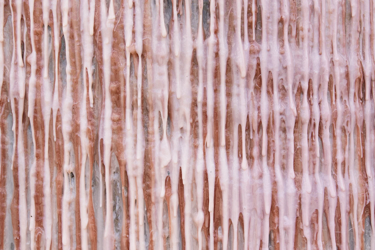 Charlotte Thrane "Tung i sproget", 2017 (Silikone med pigmenter hældt fra tag, detalje) | Foto © I DO ART Agency.