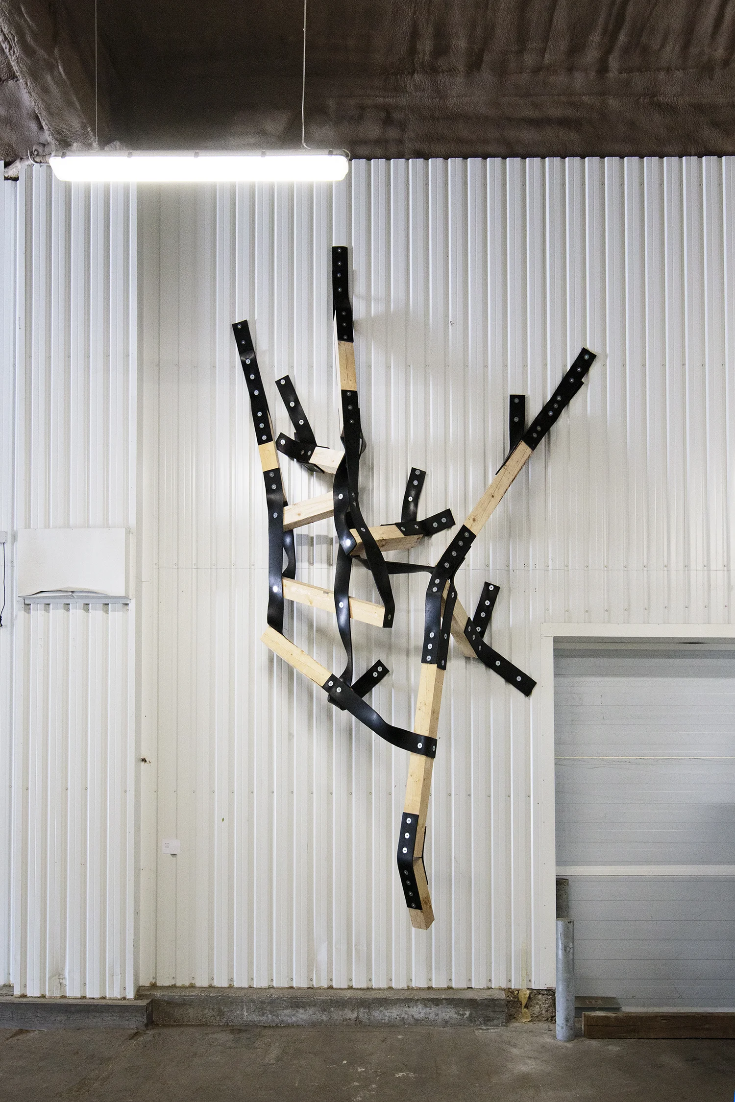 Bjørn Poulsen "Uden titel", 2017 (Træ og gummi) | Foto © I DO ART Agency.