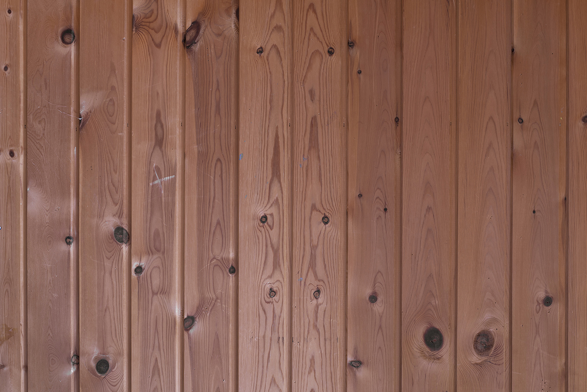 Hesten i væggen, 2018 (detalje). Fotografi monteret på dibond, metalbeslag, 73x110cm. (Fotografisk gengivelse af træværket på mit barndomsværelse. Foto: Heidi Hove.