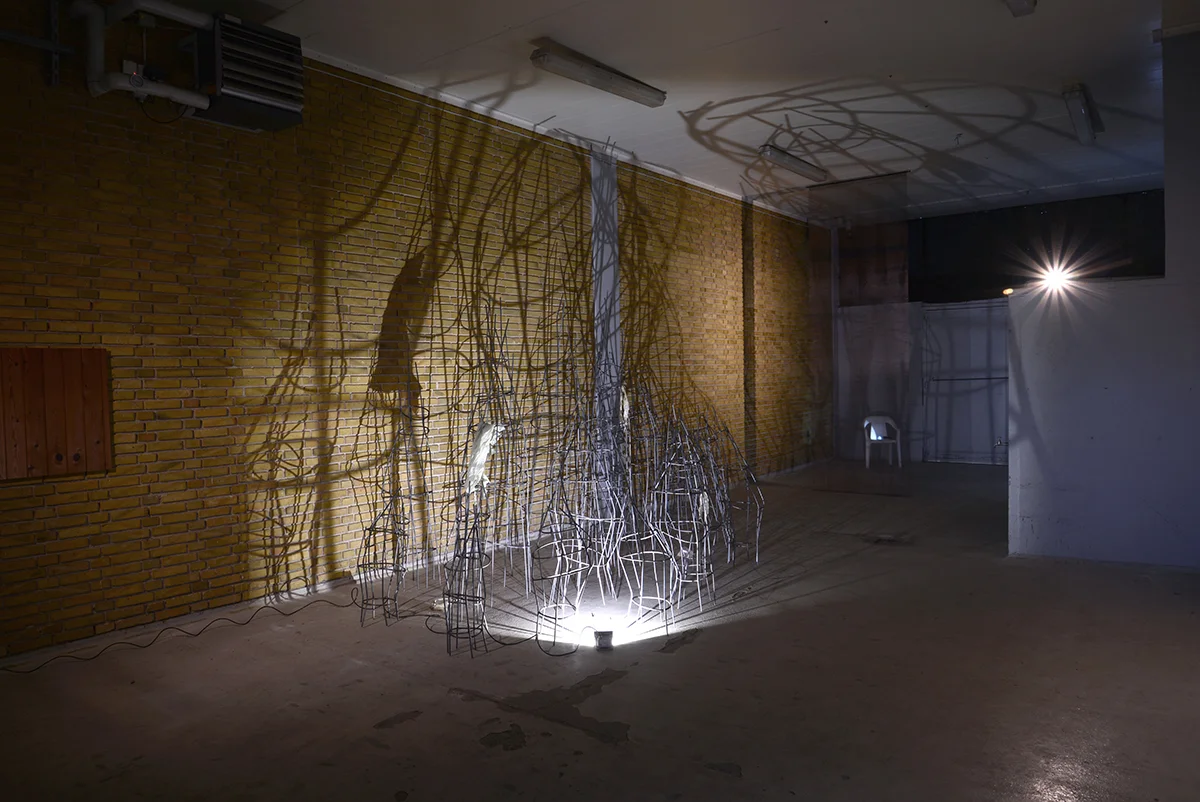 Beplantning, 2018 (installation view). Rundjern og plastik, variable dimensioner. (Hjemmegjorte stativer med fundet plastik). Foto af Heidi Hove.