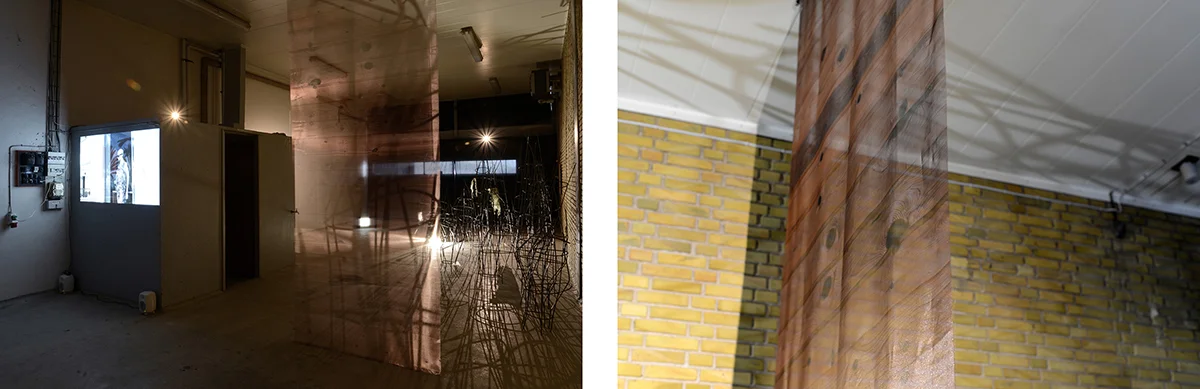 Tv: Øjet (installation view). | Th: Øjne, 2018 (detalje). Print på polyester, 130x414cm. Fotografisk gengivelse af træværket på mit barndomsværelse overført til stof. Foto: Heidi Hove.