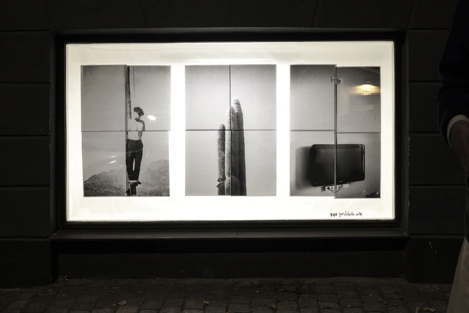 Galleri 1,4 m3 "Galleri 1,4 m3 er et kunstnerdrevet non-profit udstillingssted, der har åbent 24 timer i døgnet. Udstillingsstedet måler 2,16 x 1,13 x 0,57 meter, og består af et gadevindue. Således får alle folk glæde af kunsten." Adresse: Ny Carlsberg Vej 26, 1760 København V. Foto: Galleri 1,4 m3, 2017.