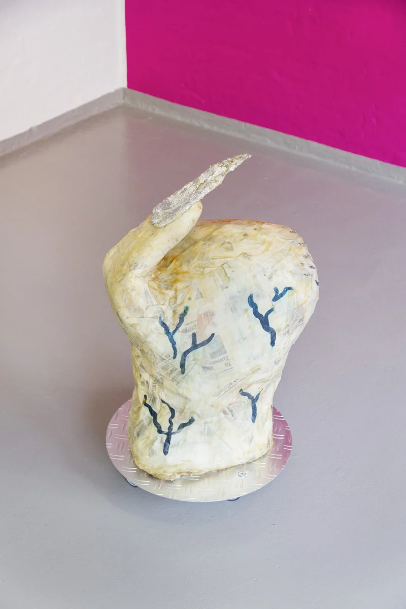 Nail It: rullebræt, papmaché, latex, tin, similisten, neglelak. Foto: A. Delafontaine.