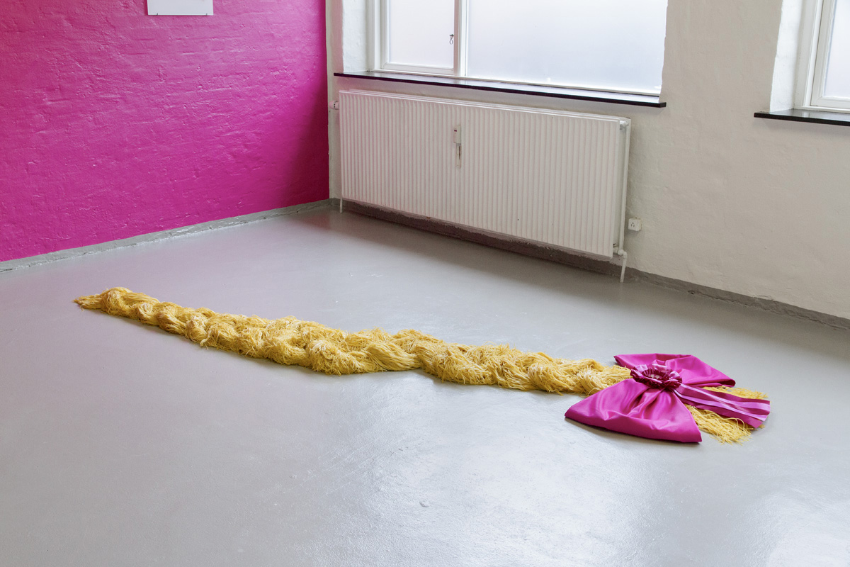Mom's Spaghetti: spaghetti, bivoks, satin, rosette. Foto: A. Delafontaine.