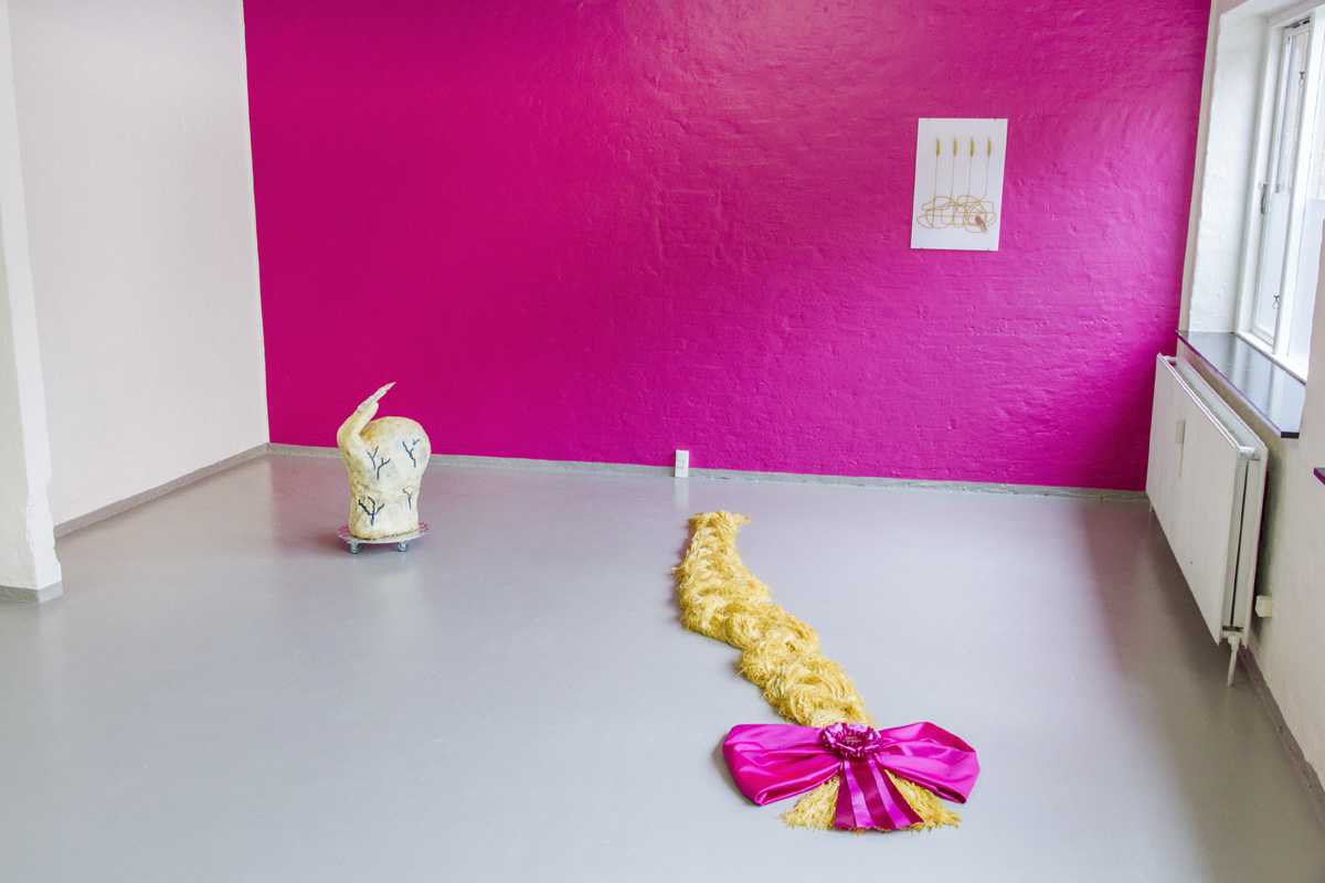 Mom's Spaghetti: spaghetti, bivoks, satin, rosette. Foto: A. Delafontaine.