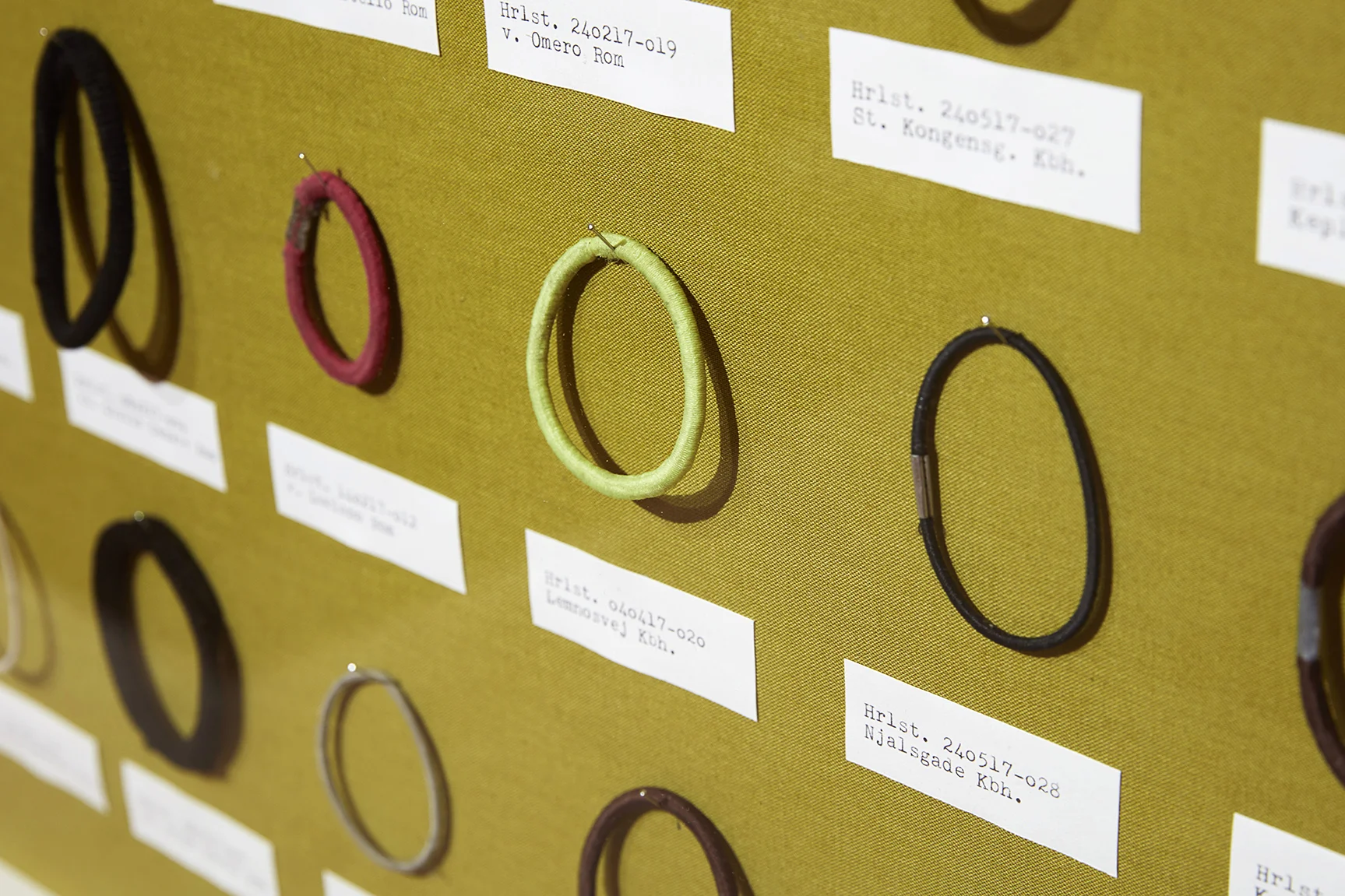 ”Formentlig er de blevet tabt, bortkastet eller kasseret, af ihændehaveren, efter at have opfyldt deres funktion.” (Lasse Krog Møller). Foto: Kåre Viemose.